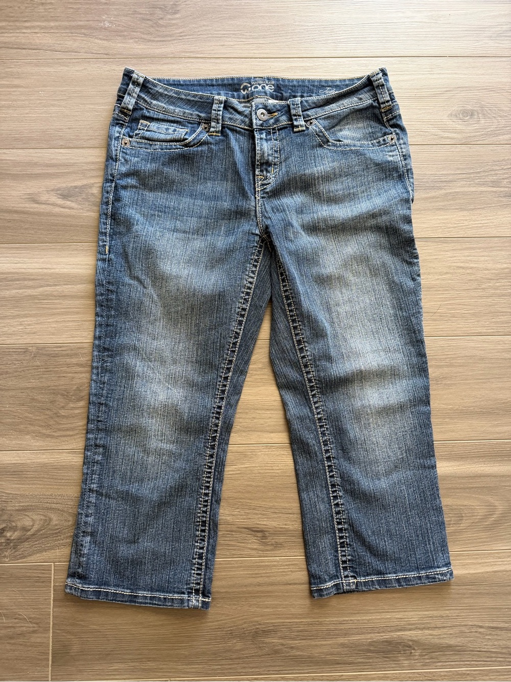 Warehouse one Women's Capri Jeans - Washed Blue in color